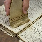 Работа кистью с книжным блоком